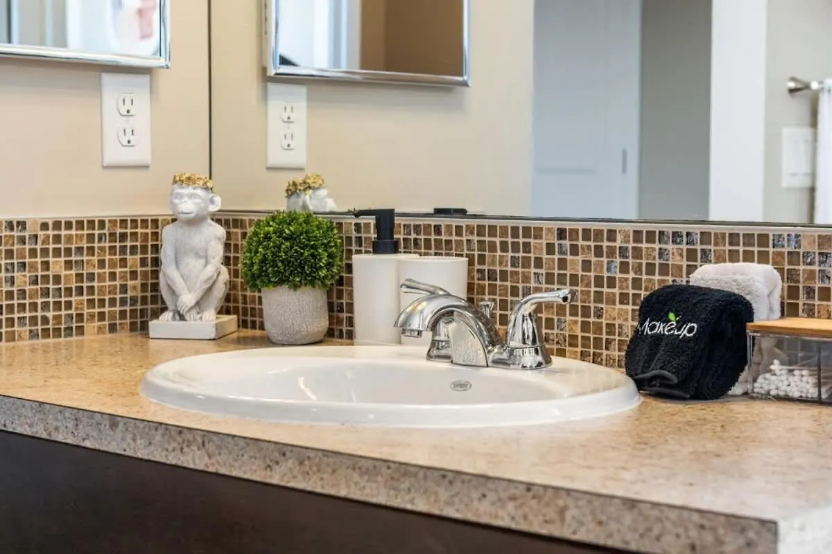 Vila The Trenta - 4Bd 3Ba 2 Kitchen Stunner YYC 0*,  Kanada