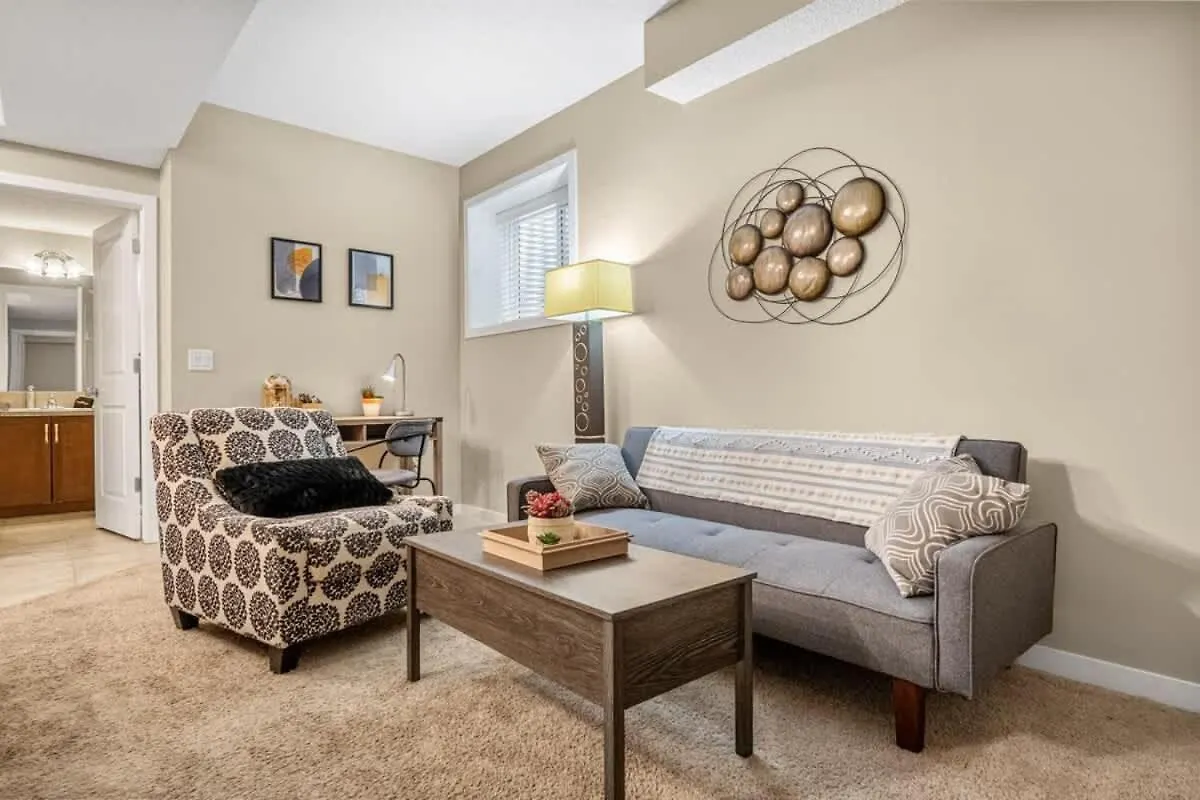 Vila The Trenta - 4Bd 3Ba 2 Kitchen Stunner YYC 0*,  Kanada
