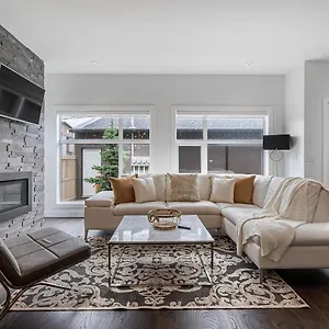 Contemporary Luxury 4 Bedroom House Near Downtown Holiday home