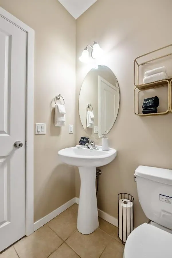 The Trenta - 4Bd 3Ba 2 Kitchen Stunner Villa Calgary