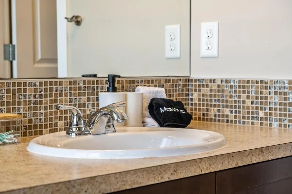 The Trenta - 4Bd 3Ba 2 Kitchen Stunner Villa Calgary