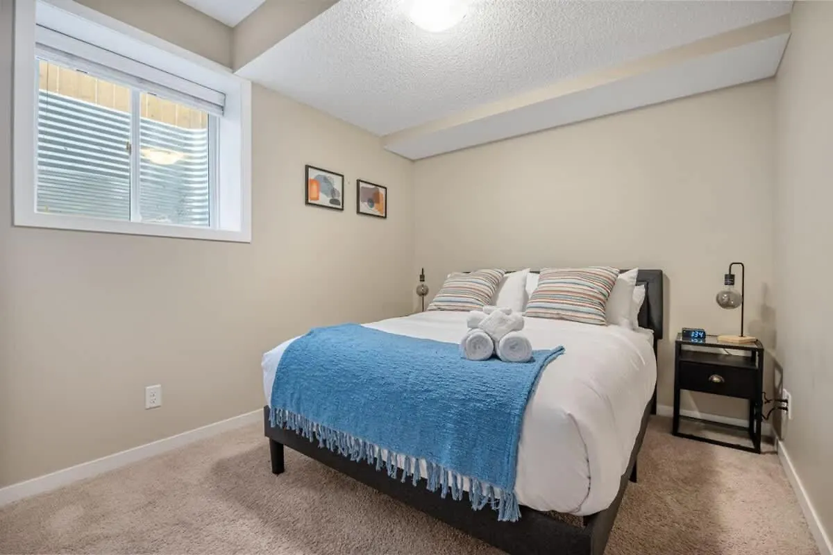 The Trenta - 4Bd 3Ba 2 Kitchen Stunner Villa Calgary