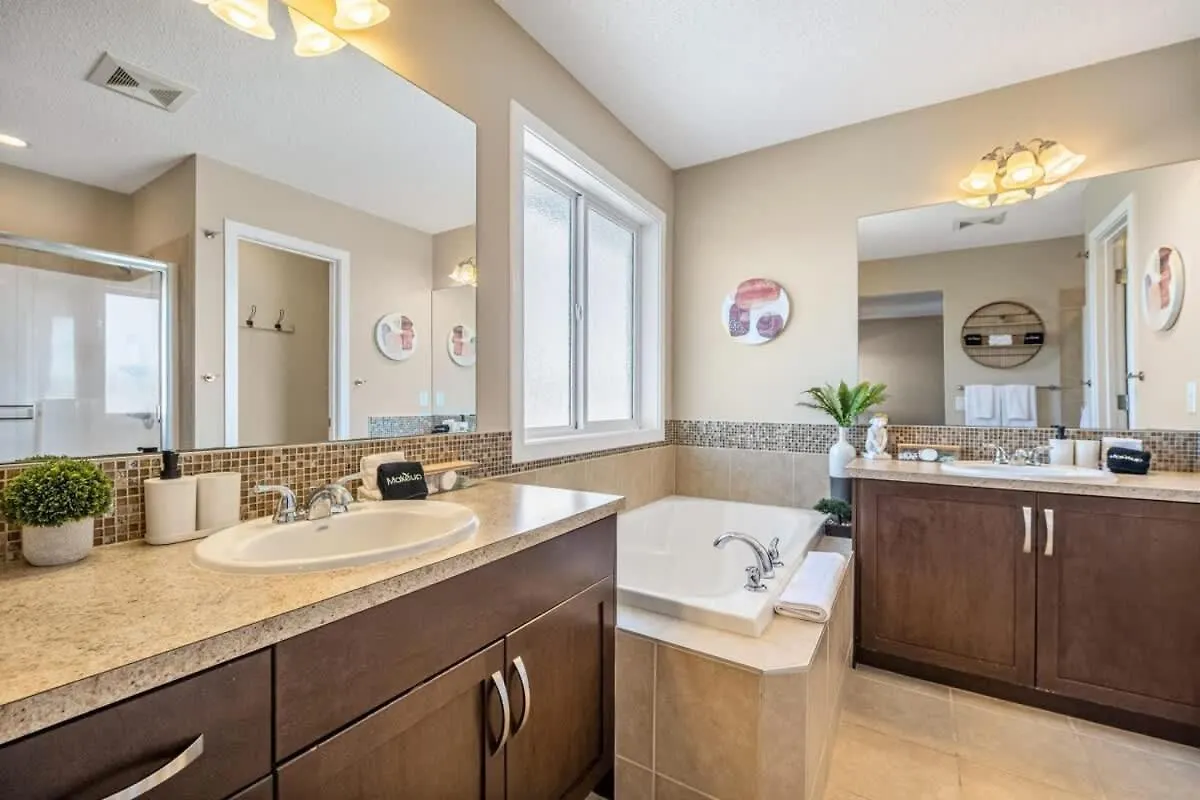 The Trenta - 4Bd 3Ba 2 Kitchen Stunner Villa Calgary