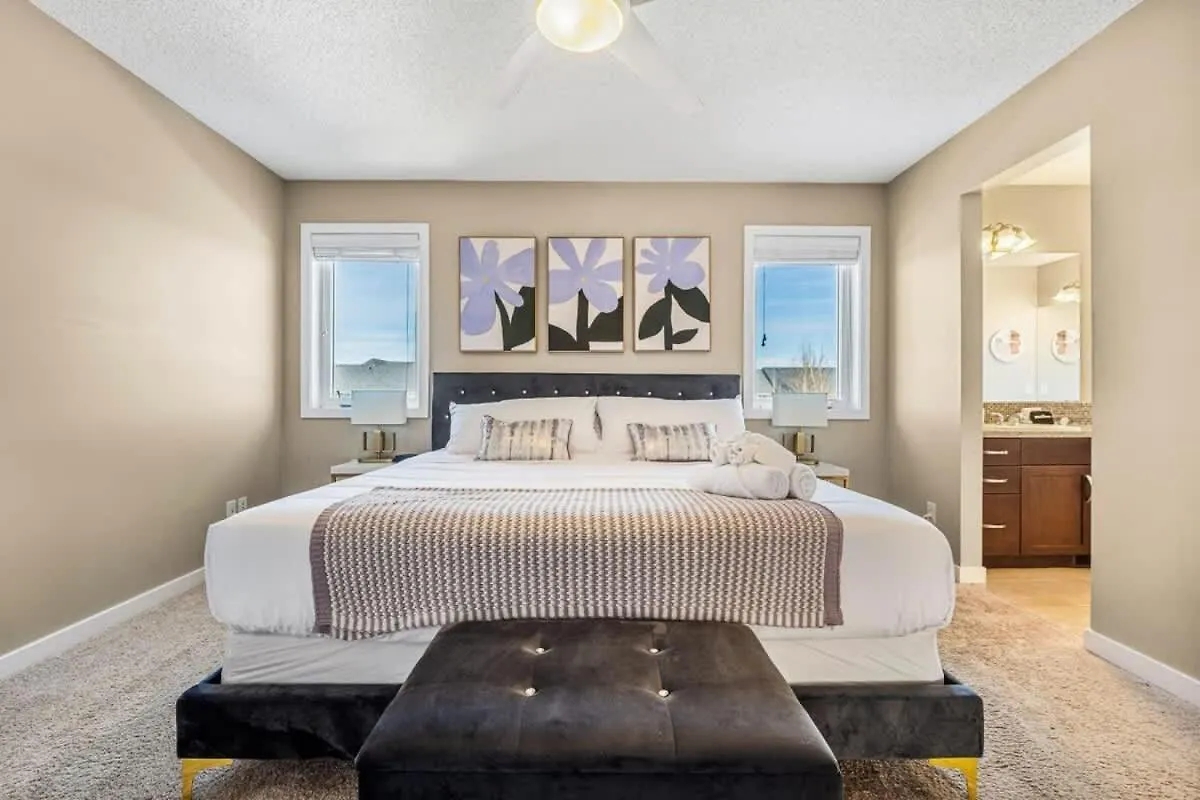 The Trenta - 4Bd 3Ba 2 Kitchen Stunner Villa Calgary Holiday home