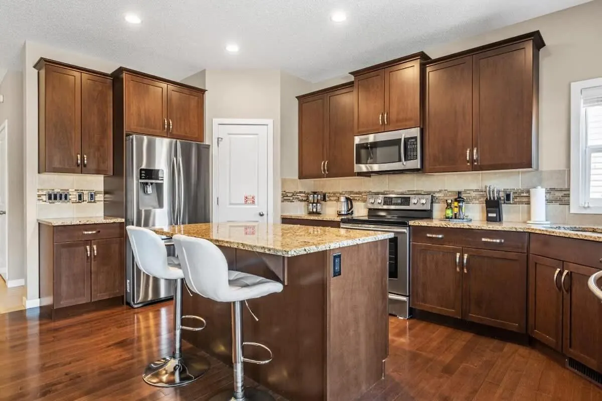 The Trenta - 4Bd 3Ba 2 Kitchen Stunner Villa Calgary Holiday home