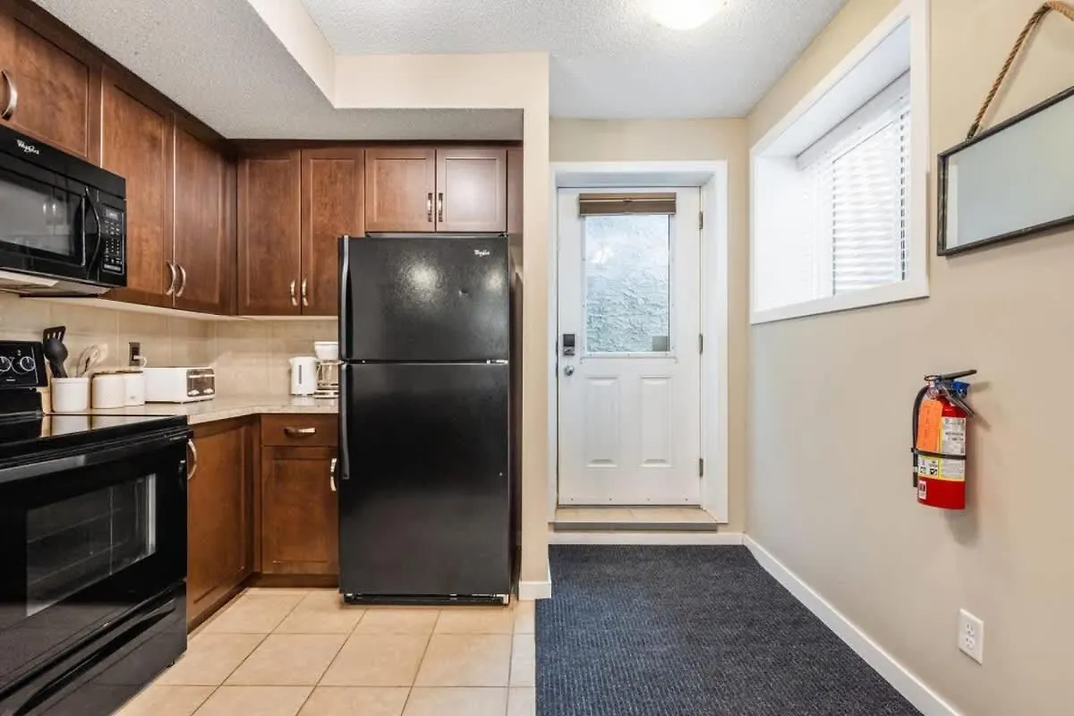 The Trenta - 4Bd 3Ba 2 Kitchen Stunner Villa Calgary Canada