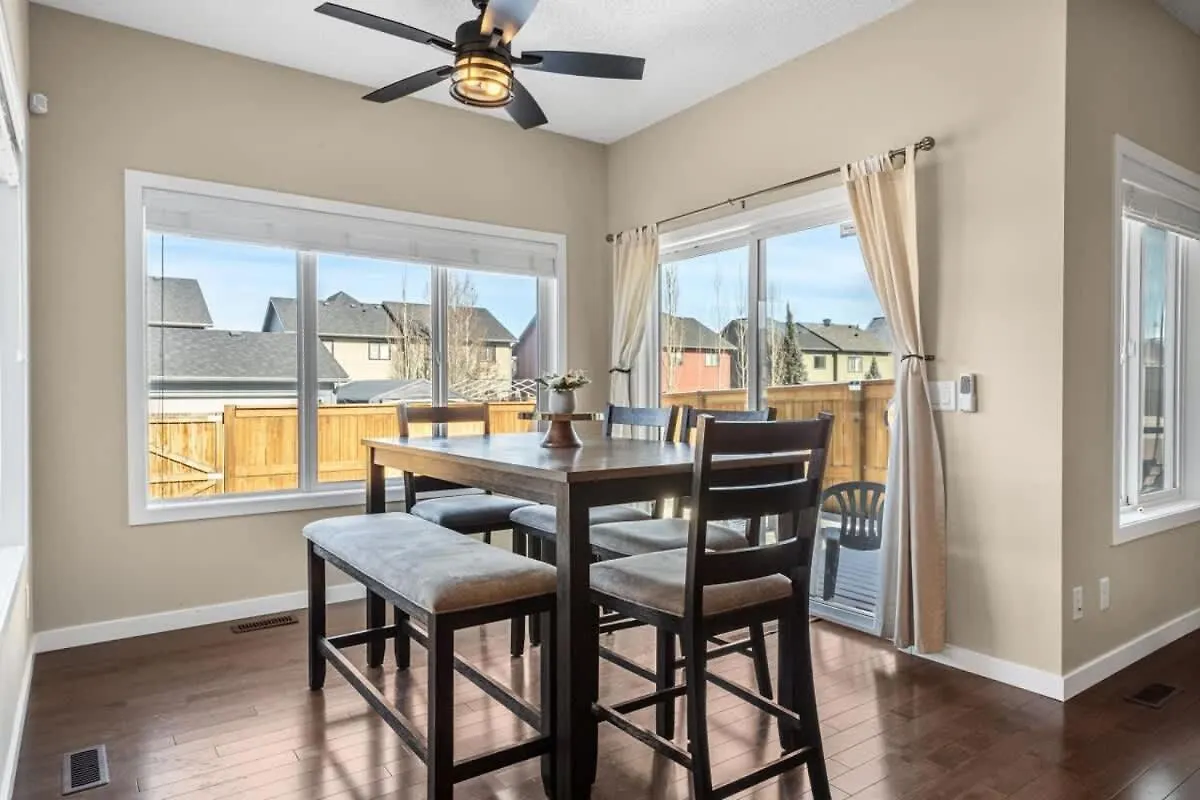 The Trenta - 4Bd 3Ba 2 Kitchen Stunner Villa Calgary Holiday home