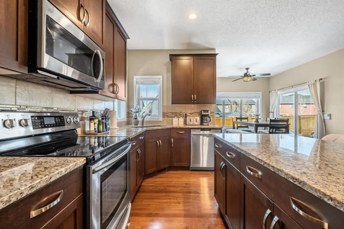 Holiday home The Trenta - 4Bd 3Ba 2 Kitchen Stunner Villa Calgary Canada