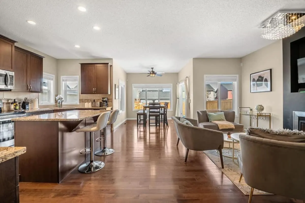 The Trenta - 4Bd 3Ba 2 Kitchen Stunner Villa Calgary